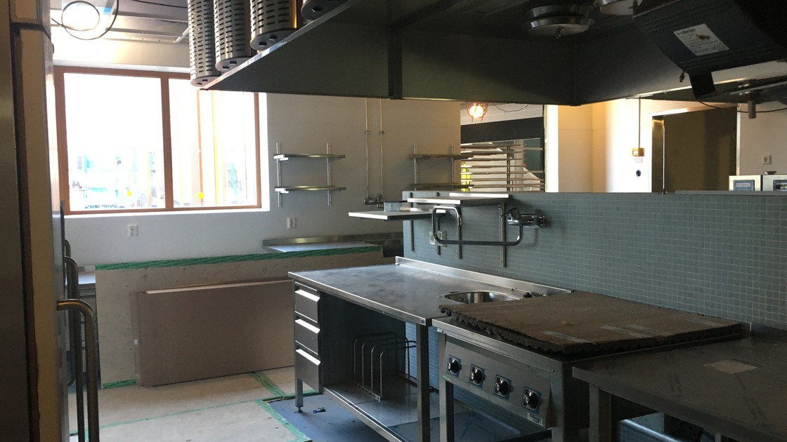 Montering av köket på Baggeboskolan.