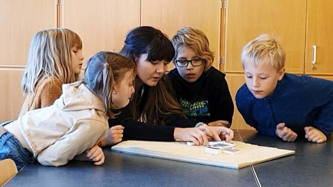 Arkitekten Sofia Lilja beskriver Ransbergs nya skola för eleverna Stella Svensson, Vilma Dahlman, Sigge Eisersiö och Karl Axelsson.
