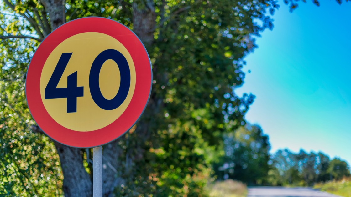 Trafikskylt som visar 40 km/h hastighetsbegränsning