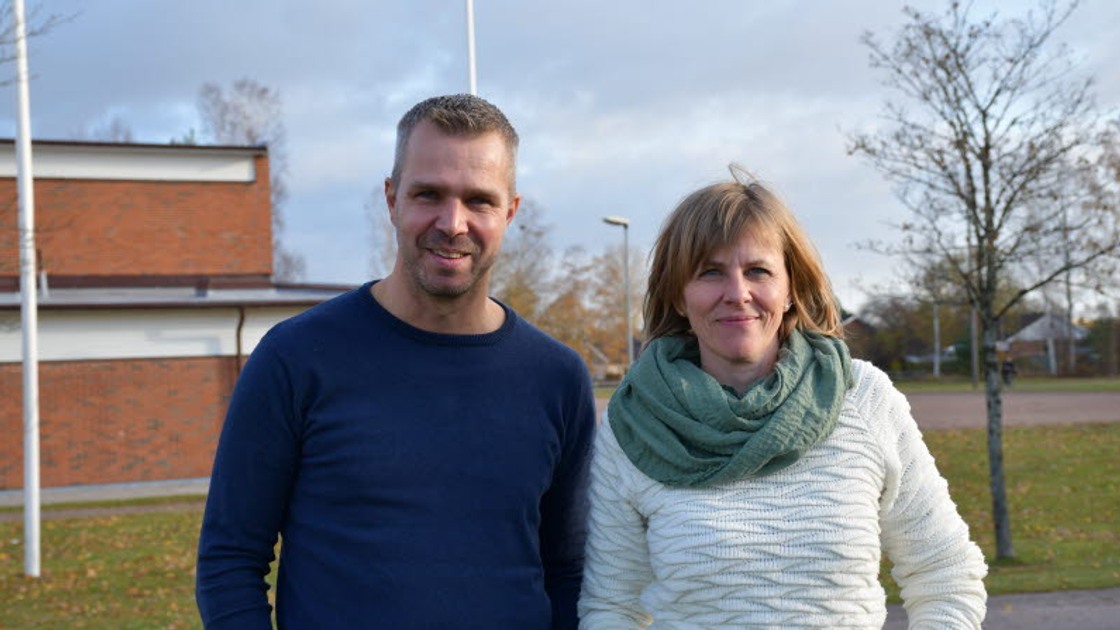 Fältassistenterna Henrik Jernetz och Helena Lövgren i utomhusmiljö.