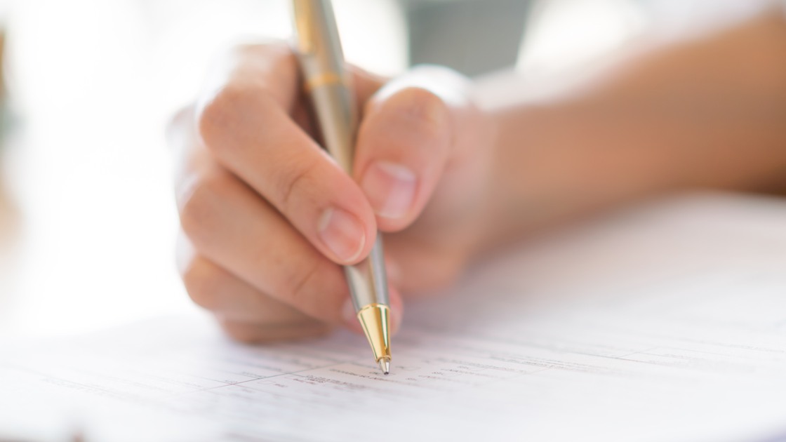 Hand som antecknar i en anteckningsbok
