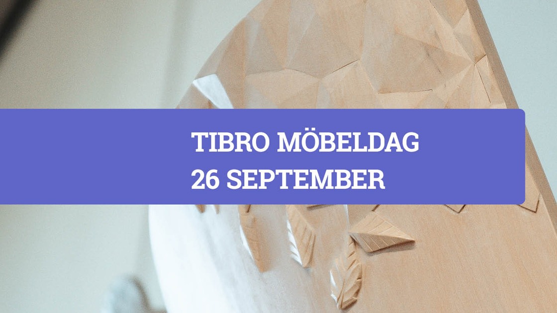 En närbild av en trästol. Blå ruta med texten Tibro möbeldag 26 septmber