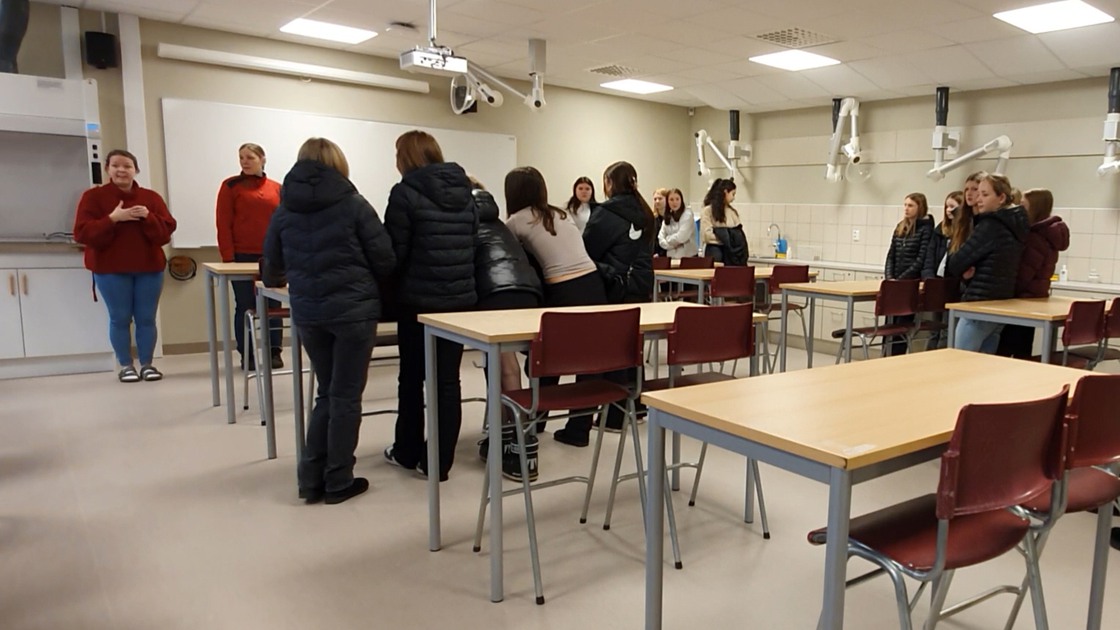 Nyboelever på studiebesök i de nya lokalerna på plan 2 i Fågelvikskolan.