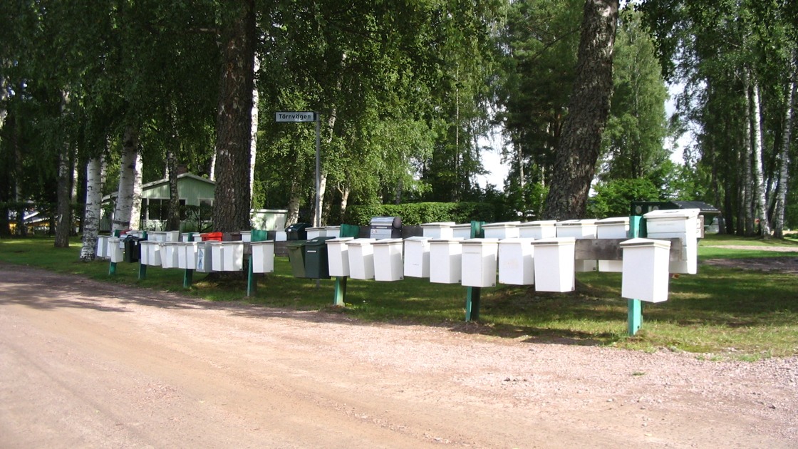 Brevlådor.