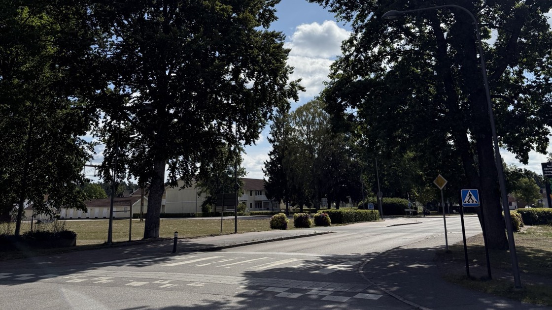 Del av Centrumgatan vid stationsområdet i Tibro centrum.