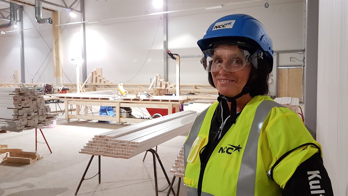 Friridskonsulenten Hellen Wallén inspekterar bygget av Baggeboskolans idrottshall.