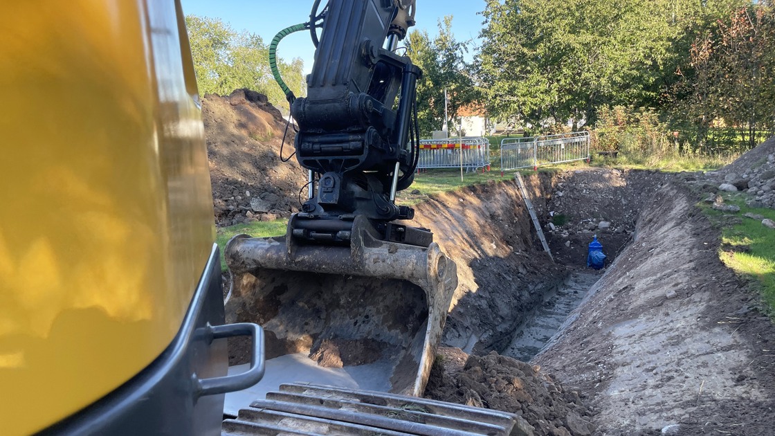 Grävning inför byte av vatten- och avloppsledningar.