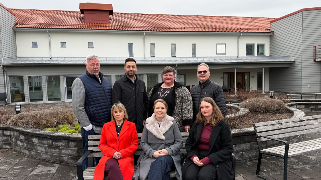 Politiker från alla sju partier i Tibros kommunfullmäktige framför äldreboendet Bonargården. 