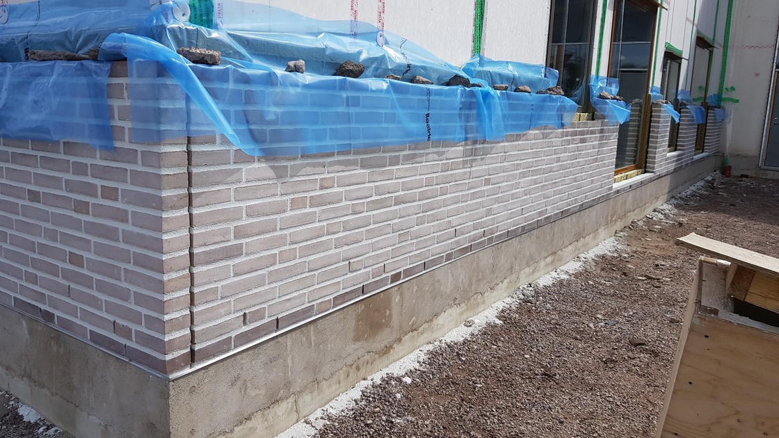 Fasadmurning på Baggeboskolan i juli 2019.