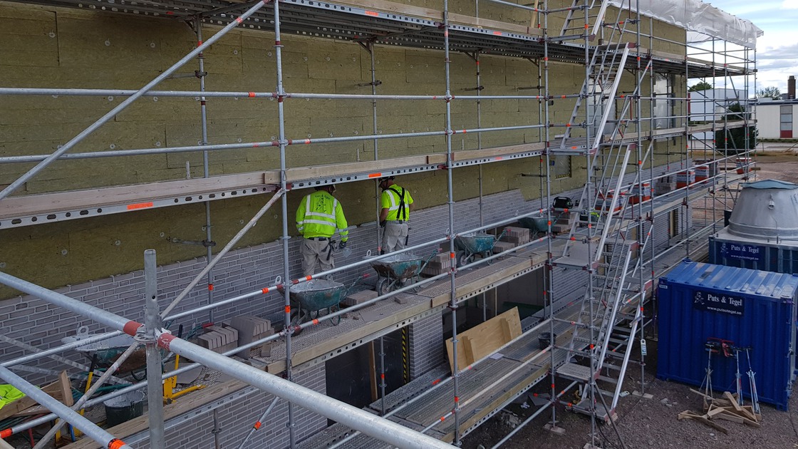 Fasadmurning på Baggeboskolan i juli 2019.