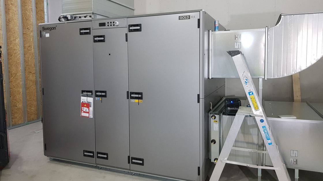 Installation av ventilationsutrustning på Baggeboskolan i juli 2019.