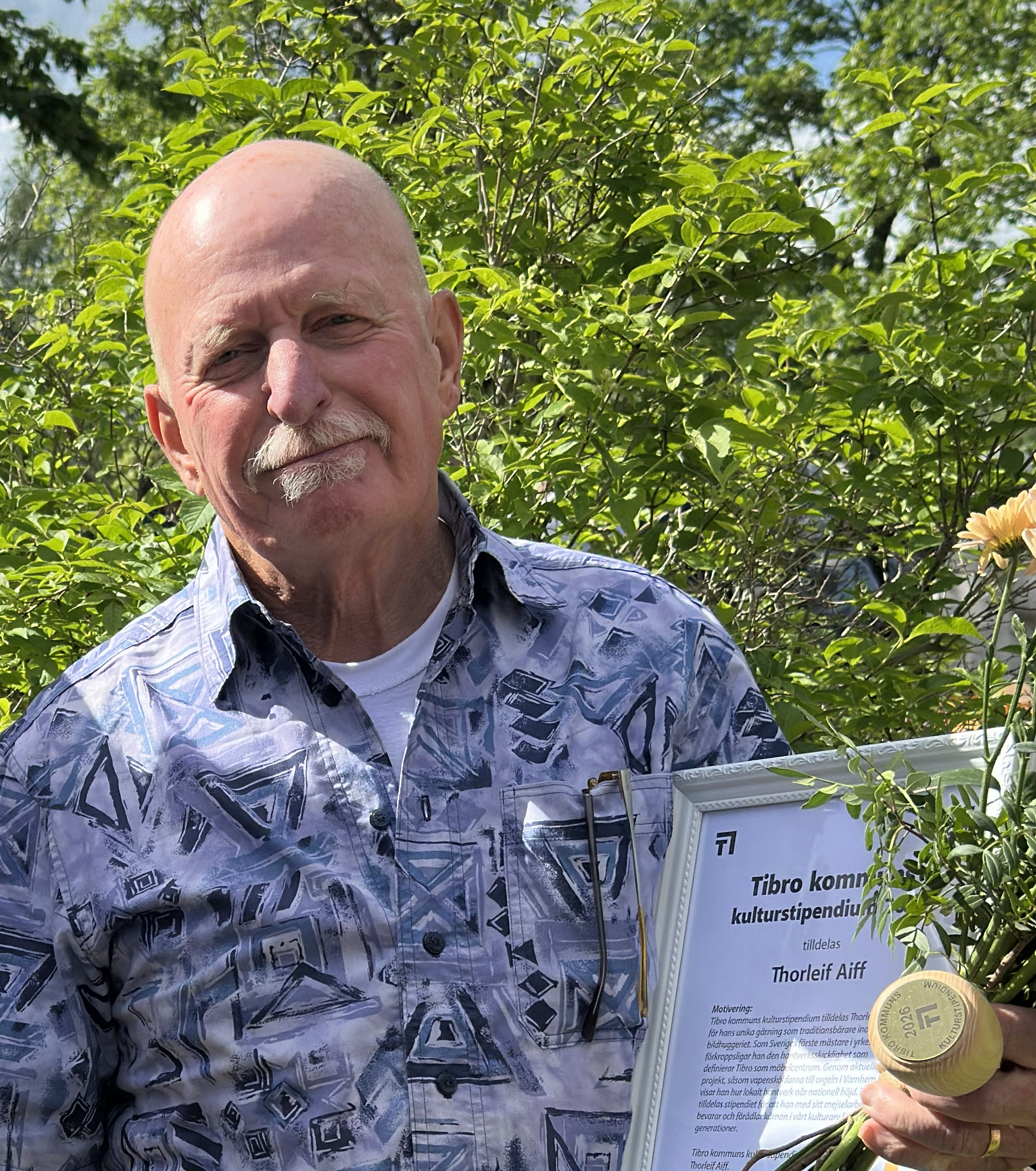 Tibro kommuns stipendier f&ouml;r kultur och fritid delades ut under nationaldagsfirandet i Balteryd 6 juni 2026. Kulturstipendiet tilldelades bildhuggaren Thorleif Aiff och fritidsstipendiet tilldelades armbrytaren Wille Selahn.