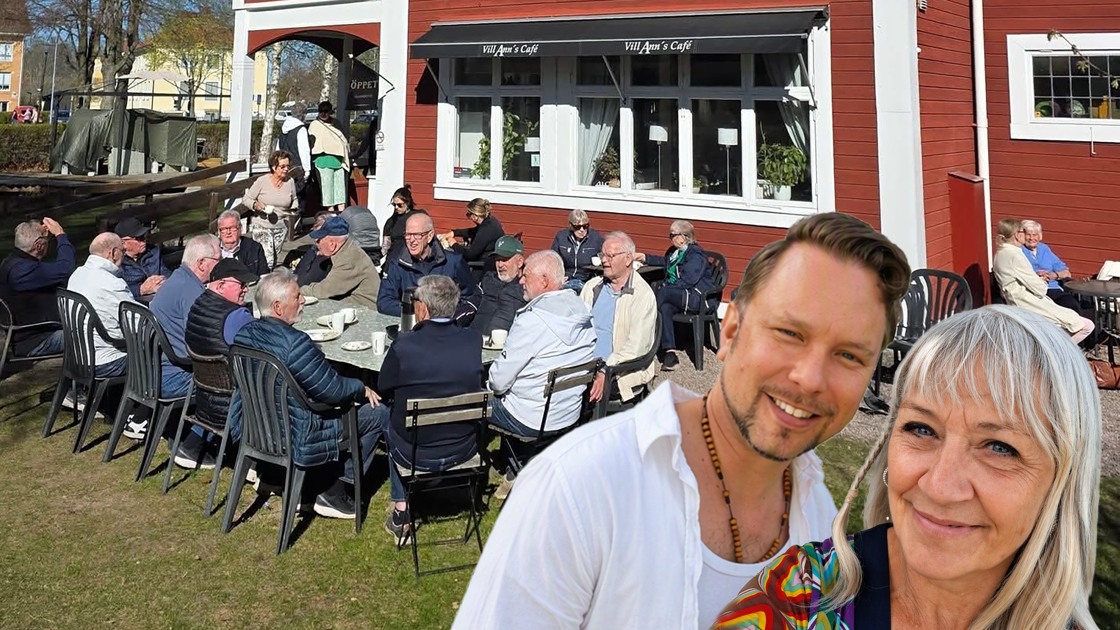Cafebild med underhållarna Anders Fryestam och Towe Lindblom i förgrunden.