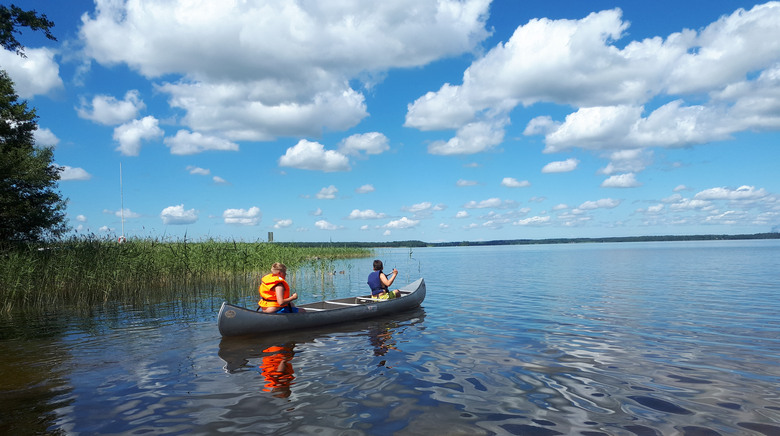 Barn som paddlar kanot i sjön Örlen.