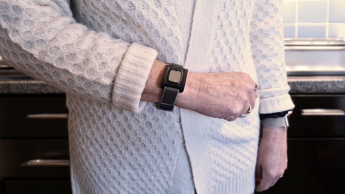 Bilden visar trygghetslarmet som armband.