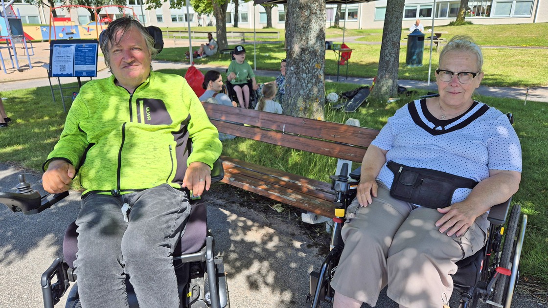 Samtal på Sommarhäng i Skattegården.