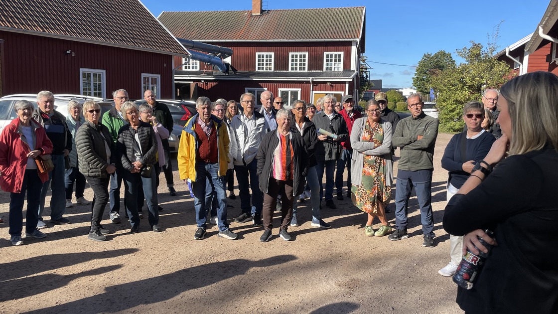 Besökare på Tibro möbeldagar 2025 lyssnar på en föreläsare.