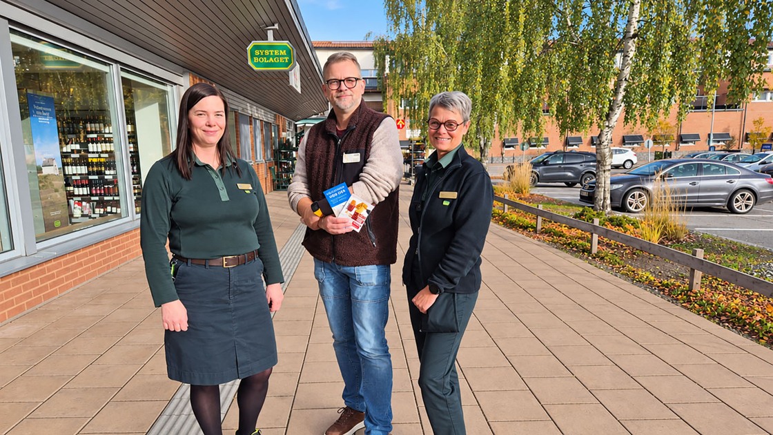 Tibro kommun uppmärksammar kopplingen mellan alkohol och våld tillsammans med Systembolaget den 30 oktober 2026. Personal från Systembolaget står med kommunens trygghets- och säkerhetssamordnare utanför Systembolaget.