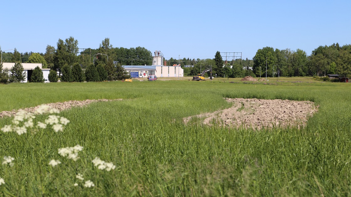 Markarbete för dragning av vatten-, avlopps- och elledningar på tomten där Tibros nya F-6-skola ska byggas.