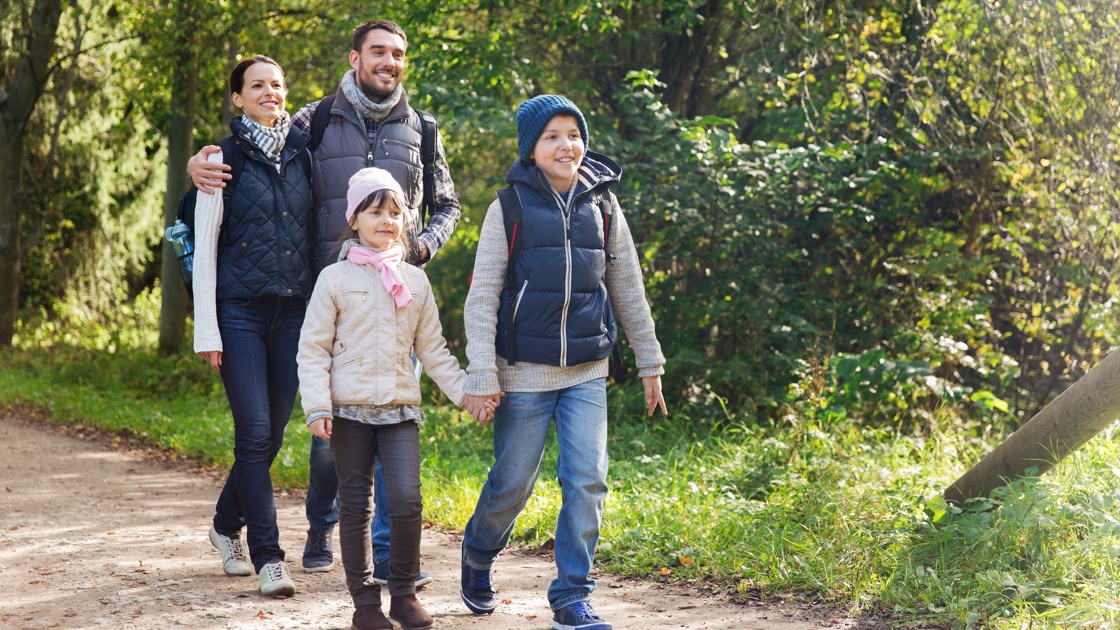 Familj på promenad i naturen.