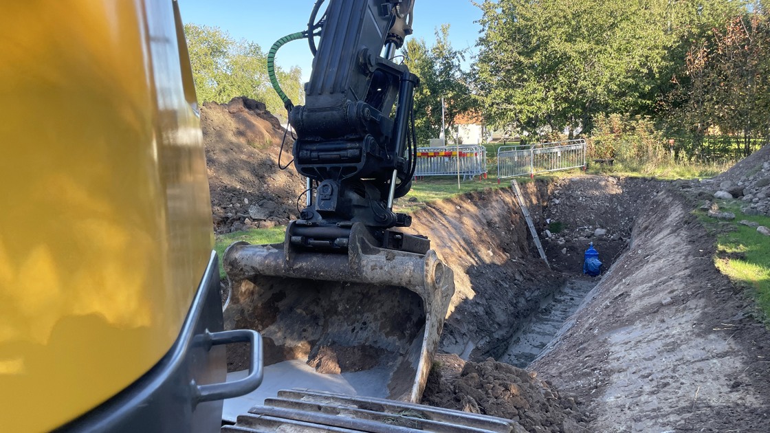 Grävning inför byte av vatten- och avloppsledningar.