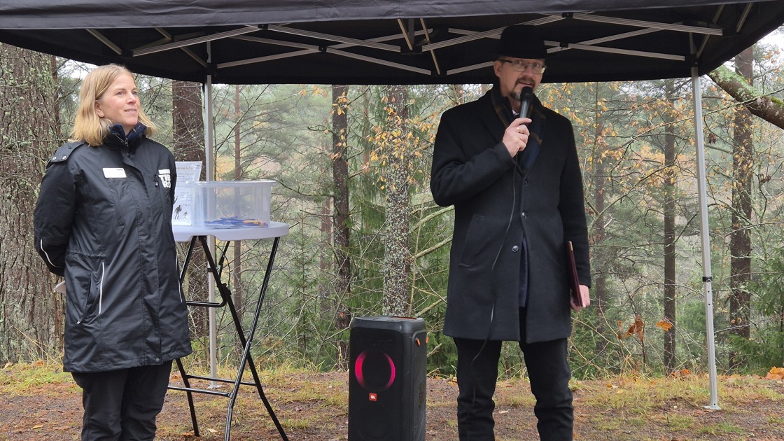 Kultur- och fritidsnämndens ordförande och fritidskonsulent Sara Ekström höll i invigningen av Jättens stig den 30 oktober.