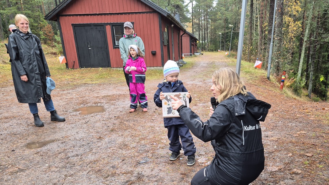 Estrid Blomster är ett av barnen som döpte Rankåsjätten till Rankis. Hon belönades med en naturbok när Jättens stig invigdes den 30 oktober.