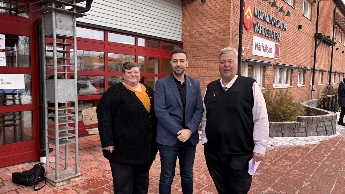 Politiker framför Tibro kommunhus