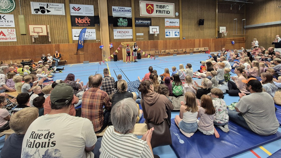Cirkusdag i Tibro sporthall med Cirkus Trattofon 7 juli 2026.