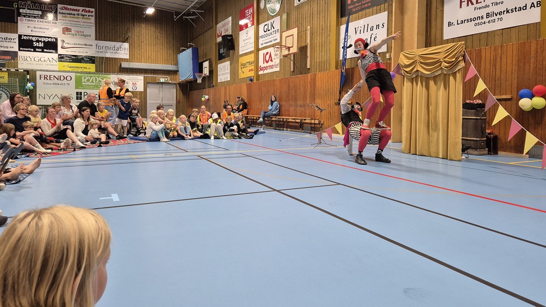 Cirkusdag i Tibro sporthall med Cirkus Trattofon 7 juli 2026.