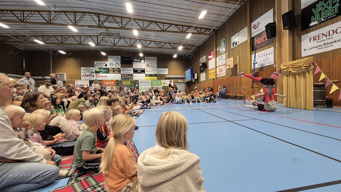 Cirkusdag i Tibro sporthall med Cirkus Trattofon 7 juli 2026.