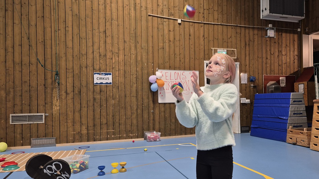 Cirkusdag i Tibro sporthall med Cirkus Trattofon 7 juli 2026.