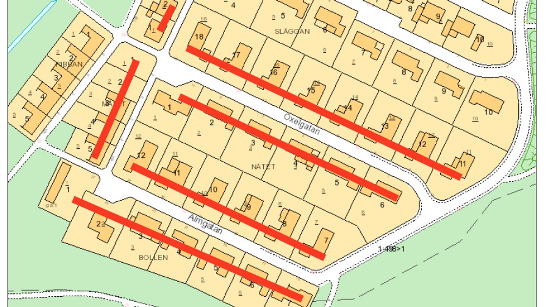 En karta över ett bostadsområde med röda linjer.