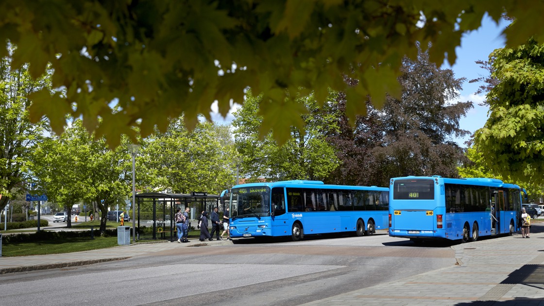 Bussar vid Tibro busstation. 