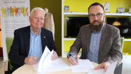 Kommunalrådet Rolf Eriksson och Olinsgymnasiets ägare Kristian Wejshag undertecknar avsiktsförklaring om köp av lokaler på Nyboskolan för gymnasieverksamhet