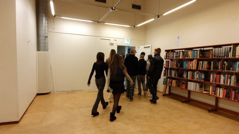 Nyboelever på studiebesök i nya NO-salarna i Fågelvikskolan. 