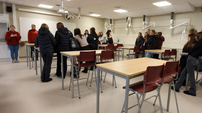 Nyboelever på studiebesök i nya NO-salarna i Fågelvikskolan.