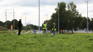 Inspektion av väg 49-rondellen i Tibro av kulturchefen Johan Fransson, projekteringsingenjören Jacob Ingelsson och konstnären Birgitta Muhr