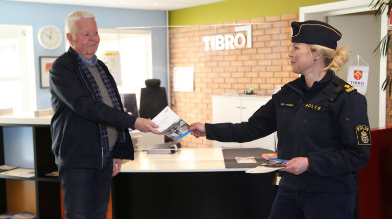 Kommunalrådet Rolf Eriksson och kommunpolisen Irene Broberg har fastställt 2021 års medborgarlöfte i Tibro
