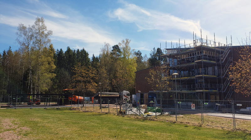 Fågelvikskolans huvudentré den 9 maj 2023.