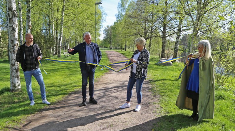 Rolf Eriksson och Ann-Britt Danielsson inviger den upprustade Å-leden.