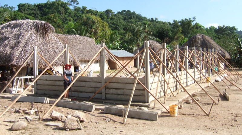 Bilder från byggandet av Tibroskolan i Colombia