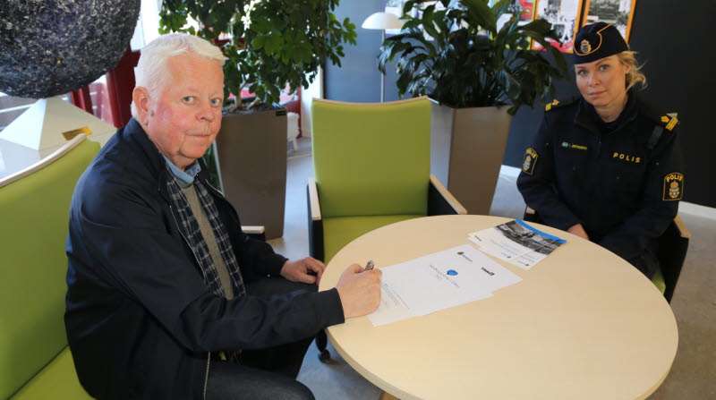 Kommunalrådet Rolf Eriksson och kommunpolisen Irene Broberg undertecknar 2021 års medborgarlöfte i Tibro