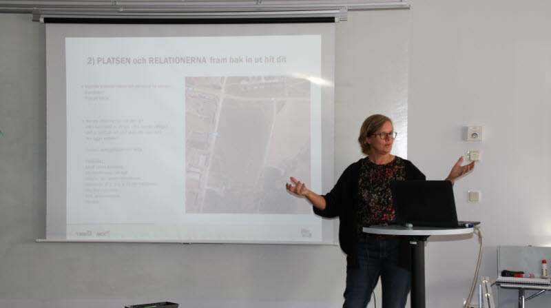 Arkitekten Anette Wallin föreläser vid en workshop om utformningen av Baggeboskolan.