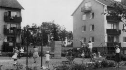 Lekplatsen i Riksbyggens bostadsområde 1953-1958.