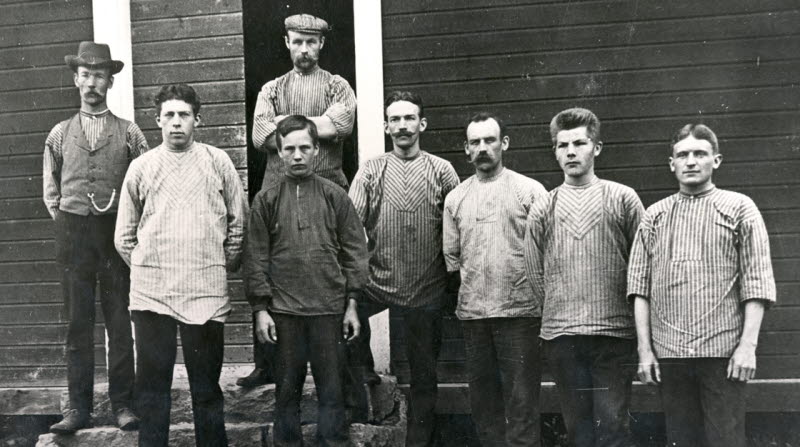 Arbetare vid Fredrik Karlssons verkstad, Anderstorpsvägen 2, 1913.